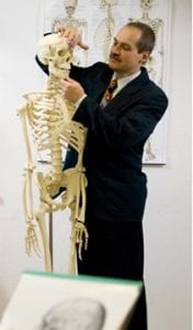 Robert May erklärt mit Skelettmodel Hugo die menschliche Anatomie
